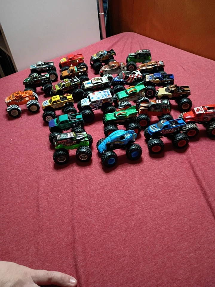 Lote de camiones Monster Jam Hot Wheels escala 1:64 diecast variedad camiones jugados Foto 1 de 4