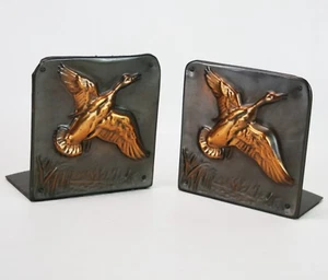Sujetalibros de pato de cobre vintage alto relieve metal pato mallardo escena voladora - Imagen 1 de 8