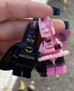 Batman Figur Schlüsselanhänger Paare Liebe rosa Batgirl Mini DC Taschenanhänger Geschenk Autoschlüssel - Bild 1 von 37