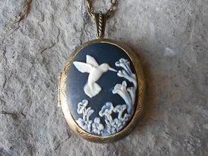 HUMMINGBIRD CAMEO LOCKET (ON BLACK)- ANTIQUE BRONZE, VINTAGE LOOK, UNIQUE, BIRD - Picture 1 of 4