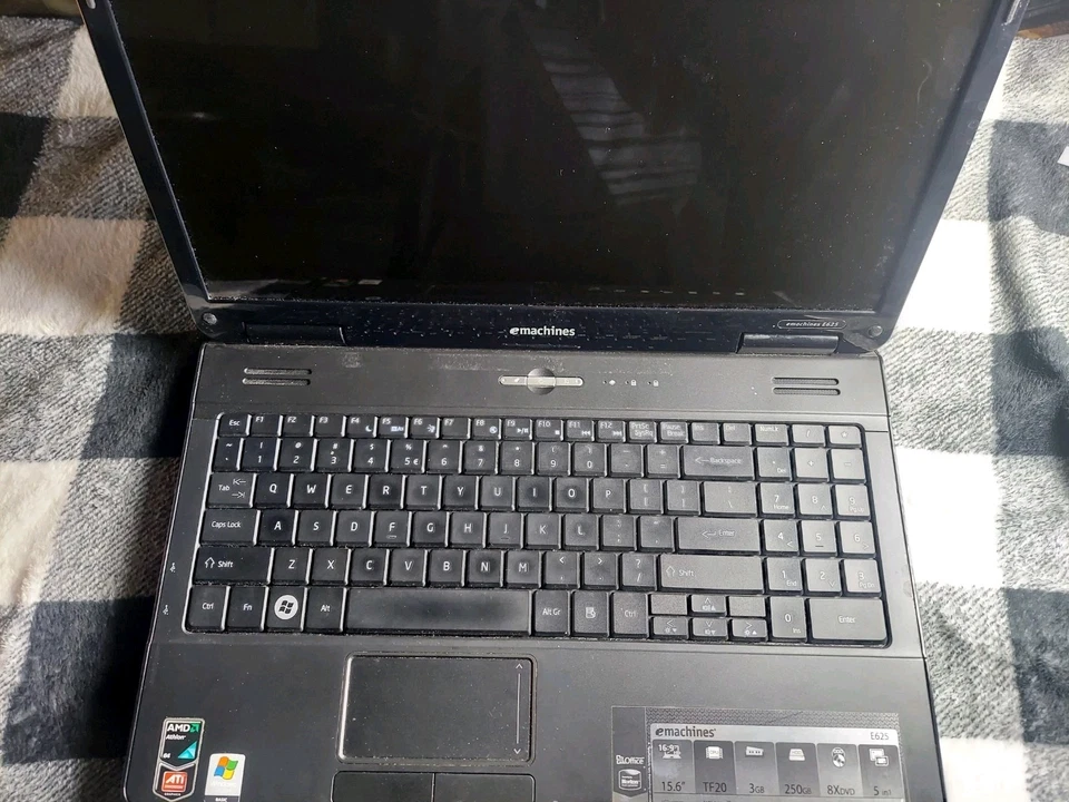 Portátil Acer EMachines E625-5192 MFG0904 modelo #KAWG0 para piezas con cargador Foto 1 de 4