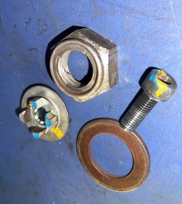 08-09 Suzuki GSXR 600 750 gixxer engranaje delantero piñón perno tuerca tornillo montaje arandela Foto 1 de 3