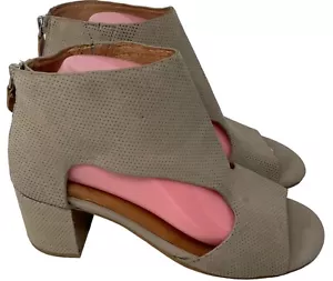 Gentle Souls Kenneth Cole Roan Women's Size 8.5 US Beige Chunky Heeled Sandals - Picture 1 of 10