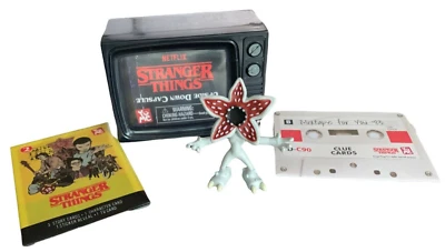 Figura Demogorgon cápsula invertida Stranger Things con tarjetas Netflix Foto 1 de 3