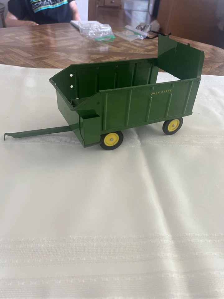 Remolque estrecho de metal fundido a presión John Deere ERTL de colección años 60 Foto 1 de 2