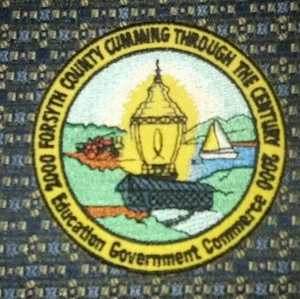 Parche de hierro o coser Forsyth County Cumming Through the Century 2000  - Imagen 1 de 2