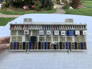 Porsche 928 Fuse Relay Panel 928.610.105.06 From And 83 928 - Picture 1 of 6