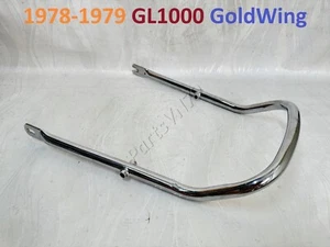 1978-1979 Honda GL1000 Grab Rail. GL1000 GoldWing K3-K4 Seat Band Rear Bumper. - Foto 1 di 22