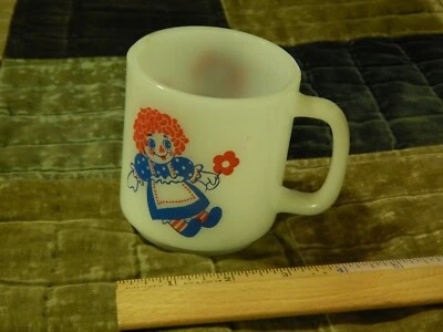 Caneca de vidro leitoso Glasbake anos 70 Raggedy Ann & Andy {LOTE} + boneca Knickerbocker 8"" - Imagem 1 de 4