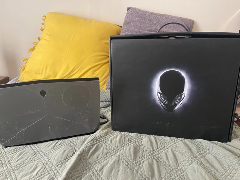 Alienware 15 r2 Gaming Laptop i5-4210H 8GB RAM NVIDIA GFX, black with case - Image 1 of 4