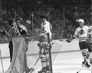 DOUG JARRETT Photo (c) in action Chicago Blackhawks #3 Phil Esposito 1965-75 - Picture 1 of 1