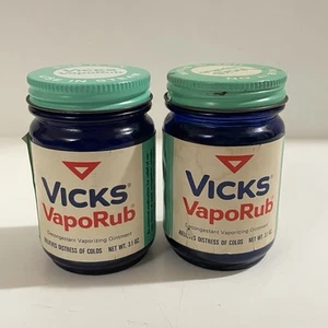 Vintage Vicks VapoRub 3,1 oz barattolo di vetro blu coperchio in metallo film prop illuminato da 2 - Foto 1 di 6