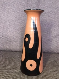 Vaso in ceramica firmato Chulucanas alto 10” peruviano contemporaneo nero marrone - Foto 1 di 11