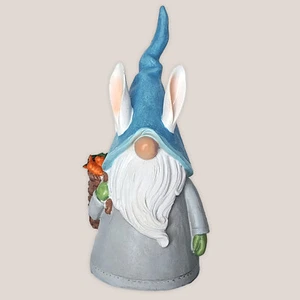 OSTERWICHTEL trägt einen Korb mit Karotten mit Hasenohren & blauem Hut Frühlingsdeko - Bild 1 von 7