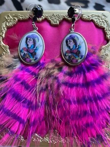 Tarina Tarantino Vintage Acid Alice In Wonderland Mad Hatter Feather Earrings - Picture 1 of 4