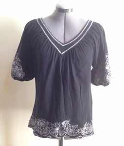 BCBG Max Azria Shirt Bluse schwarz Pull On Top mit weißer Blumenstickerei S - Bild 1 von 6