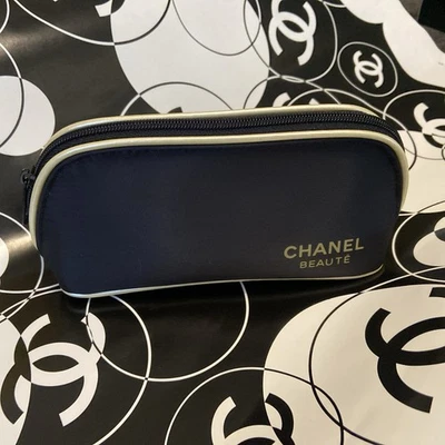 Bolso de Maquillaje Chanel Beaute Pequeño Negro Con Borde Beige (7x3x2 Pulgadas) Con Cremallera Foto 1 de 4