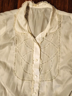 blusa femenina delicada encaje pliegues manga corta sintético botón delantero hecha a mano Foto 1 de 4