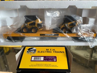 MTH PREMIER CATERPILLAR #20-98178 FLAT CAR #782002  WITH SKID STEER LOADERS - Image 1 of 3