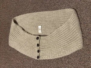 Simply Noelle flauschiger Strick hellbraun Knopf Schal - Bild 1 von 5