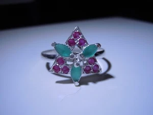 Anillo delicado de plata 925 triángulo de piedras preciosas esmeralda rubí talla 8 - 7,3 quilates - Imagen 1 de 11