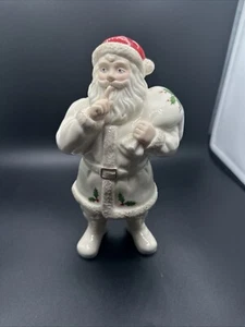 Lenox Shhh...Estatuilla de Navidad de Santa con sombrero rojo y saco diseño de bayas de acebo  - Imagen 1 de 11
