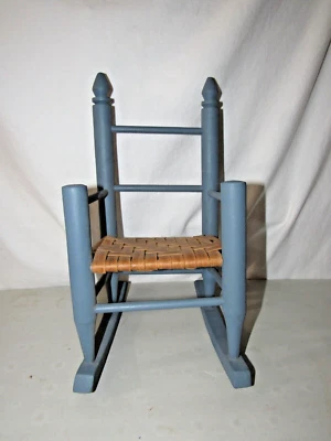 SILLA MECEDORA PARA MUÑECAS ASIENTO CAÑA TEJIDA MADERA AZUL RESPALDO ALTO 13,75" ALTO Foto 1 de 4