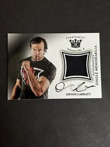 Devon Larratt 2022 Sportkings Signatures Volumen 3 Rookie Auto Relic SP RC - Imagen 1 de 2