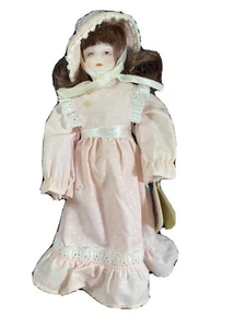 Muñeca de porcelana Russ Months to Remember mes de nacimiento mayo #1589 con soporte. Usada en excelente condición - Imagen 1 de 5