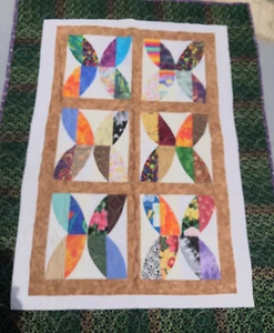 QUILT Throw Blanket 38 X 48 4 Leaf Clover Border Cottage Style Handmade Beauty - Picture 1 of 9