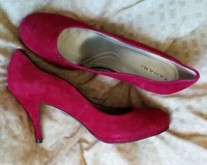 MISMATCH Tahari Colette Red Suede Scalloped Heels 9.5 M AND 9 M BN - Picture 1 of 6
