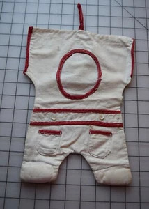 8341 Antik 1900-10 Musselin Nähhilfe, geformt wie Baby Strampler, rote Zierleiste - Bild 1 von 1