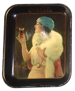1925 RARO VASSOIO COCA COLA ORIGINALE RAGAZZA CON STOLA VISONE OPERE D'ARTE AMERICANE - Foto 1 di 20
