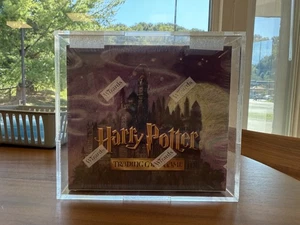 Harry Potter Juego Base Juego de Cartas Coleccionables Caja de refuerzo sellada Mago de la Costa con Estuche de Acrílico - Imagen 1 de 6