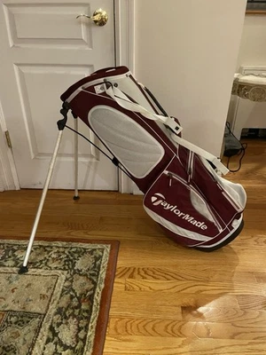 Bolso TaylorMade X Dewar’s Six Way Stand Nuevo Con Etiquetas Borgoña + Blanco Foto 1 de 4
