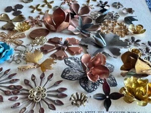 Vintage Mixed Metal Flowers Beads 55 - Picture 1 of 2