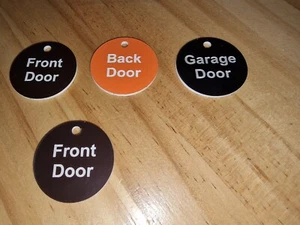 Schlüsselanhänger mit Gravur 4 Stück vorne, hinten und Garagentor. Mit schwarzen Spaltringen - Bild 1 von 2