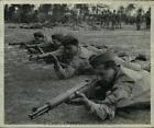 1943 Photo de presse Ft. Benning GA, des soldats américains s'entraînent à tirer leurs fusils Garand