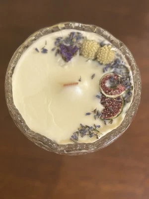 Vintage hand Made candle with 100% beeswax and coconut oil  - Изображение 1 из 3