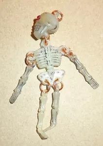 UNGEWÖHNLICHER ALTER VINTAGE 2,5" KUNSTSTOFFSKELETT ANHÄNGER BAUMELN BEWEGLICHE ARME BEINE KOPF - Bild 1 von 3