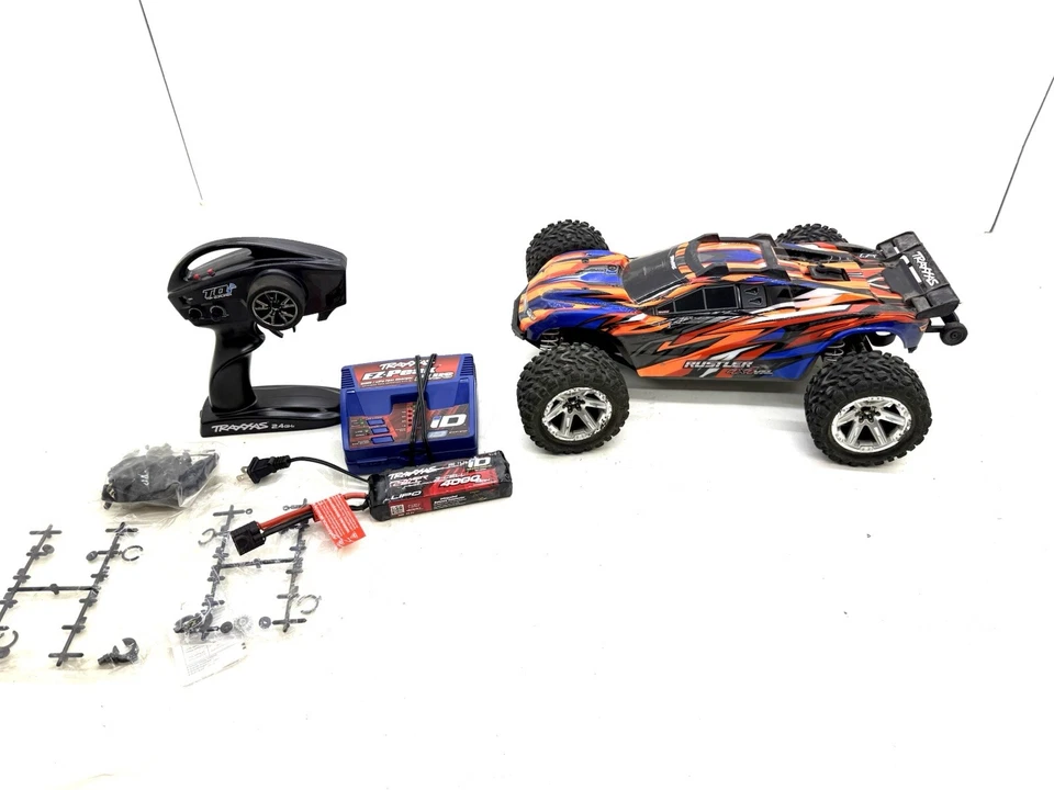 Batería y cargador de camión de estadio Traxxas Rustler 4x4 VXL sin escobillas RTR 1/10 4x4 Foto 1 de 4