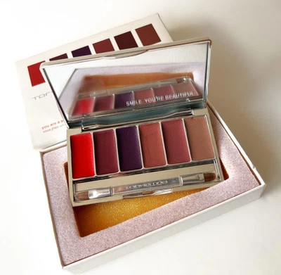 Tony & Tina Universal Kisses: CONFIDENT SENSUALITY Paleta de Brillo de Labios Nutritivo Foto 1 de 4