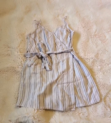 Vestido mameluco a rayas tostado para mujer GB Gianni Bini talla mediana cinturón  Foto 1 de 4