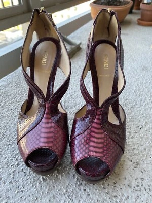 Zapatos de salón Fendi Boho vintage piel de serpiente punta abierta borgoña púrpura años 2000 Foto 1 de 4