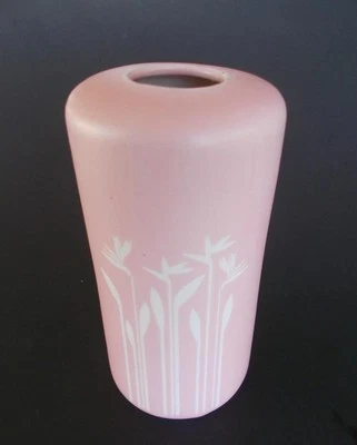 Jarrón rosa redondo de 5" cerámica esmaltada grabado a flores blancas de aves del paraíso Foto 1 de 4