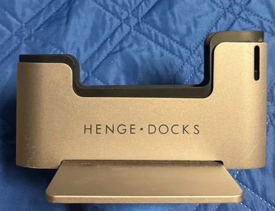 Base vertical Henge Docks para MacBook Pro de 13” con barra táctil - gris espacial Foto 1 de 3