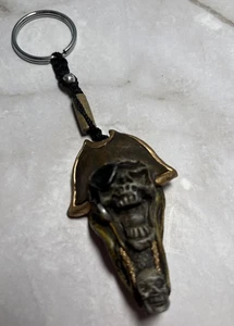 "LLAVERO ESQUELETO PIRATAS DEL CARIBE DISNEY 5,5"" calavera, sombrero y pendiente" - Imagen 1 de 4