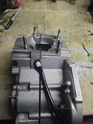 Kawasaki 01-05 KX100 KX85 2004 OEM MOTOR IZQUIERDO DERECHO CÁRTER CÁRTER CÁRTER Foto 1 de 4