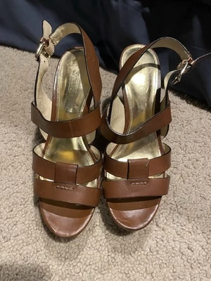 Sandalia Coach Gale Cuña Talla 7 Cuero Marrón Clásica Preppy Dinero Antiguo Foto 1 de 4