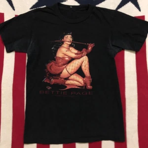 T-shirt nera Bettie Page regalo per famiglia cotone tutte le taglie RM1038 - Foto 1 di 3